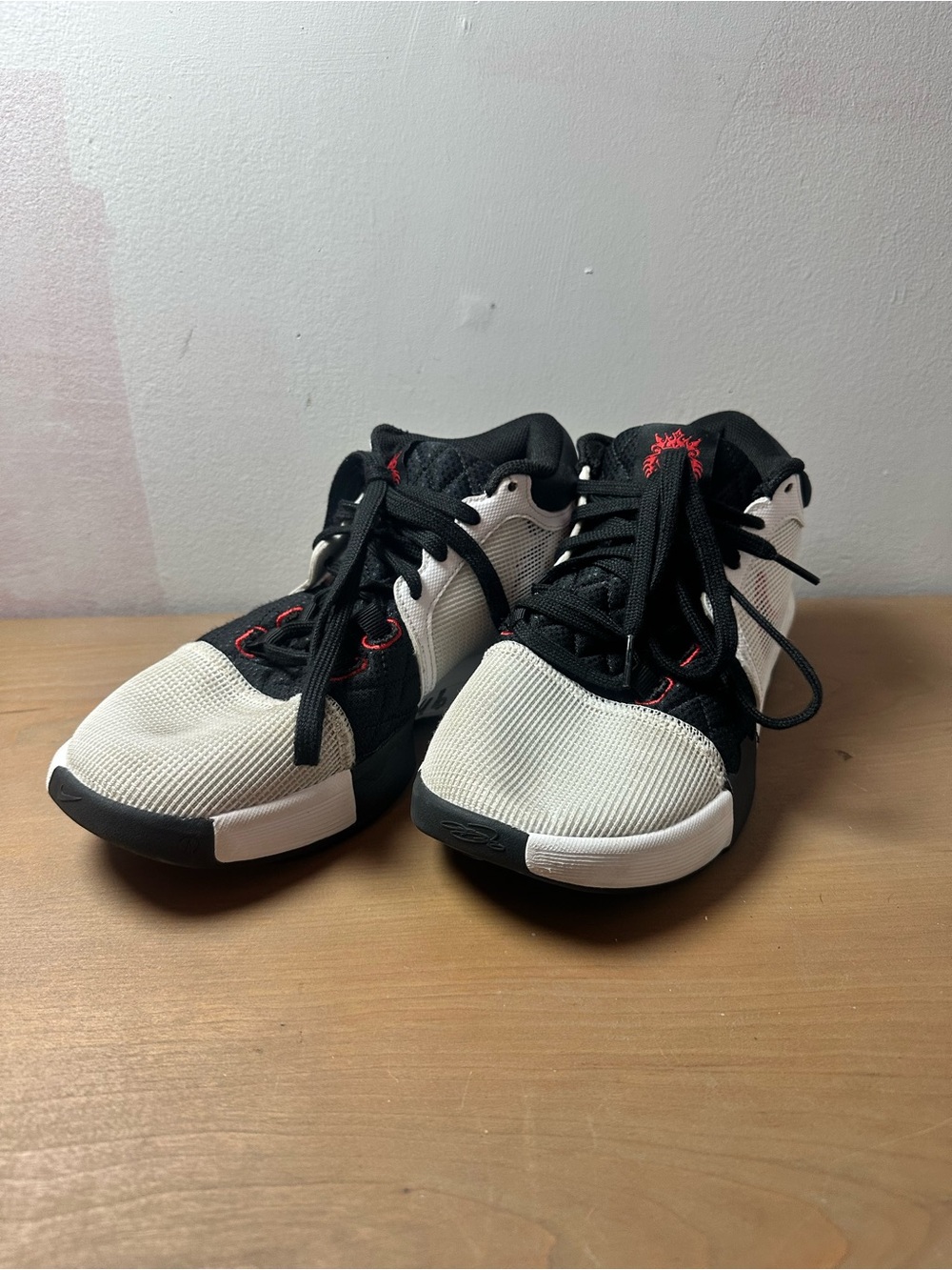 Nike Lebron Witness 8 VIII Basketball Shoes Sneaker Men's Size 8 White Black
